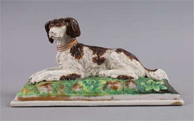 Liegender Hund auf Wiesensockel, Aich um 1850/60, - Starožitnosti