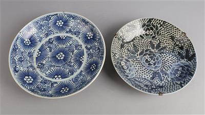 Zwei blau-weiße Teller, China, 19. Jh., - Starožitnosti