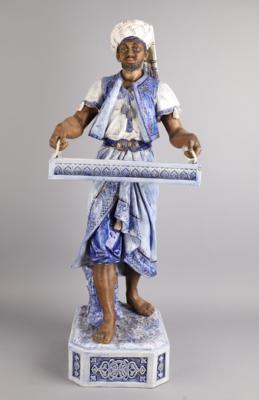 Große Figur eines Orientalen mit Tablett, - Antiquitäten