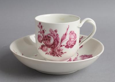 Tasse mit Untertasse und purpurnen Blumen, Kaiserliche Manufaktur Wien 1787, - Antiquitäten