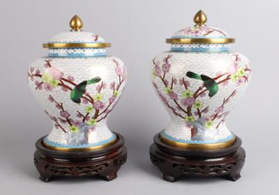 Paar Cloisonné Deckelvasen, China, 2. Hälfte 20. Jh., - Antiquitäten