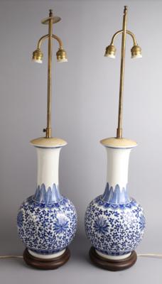 Paar blau-weiße Tischlampen, - Starožitnosti