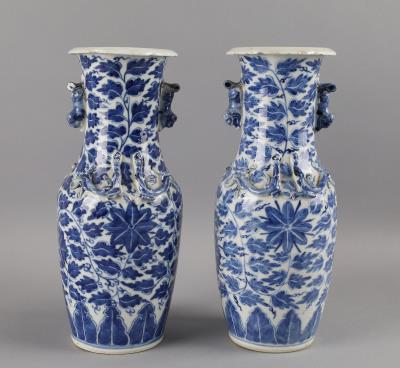 Paar blau-weiße Vasen, Vierzeichen Marke Xuande, um 1900, - Antiquariato