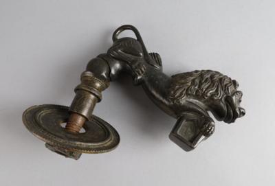 Schwerer Bronze Türklopfer in Form eines Löwen, - Antiquariato