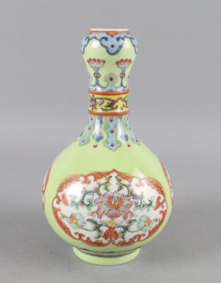 Famille rose Vase, China, Vierzeichen Marke Qianlong, 20. Jh., - Starožitnosti