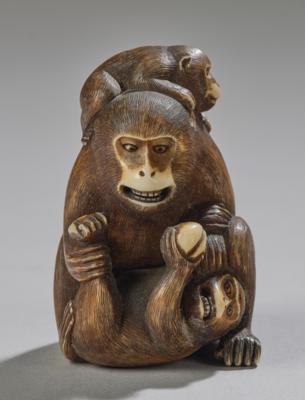 Netsuke oder Okimono einer Affenmutter mit zwei Jungen, - Antiquitäten