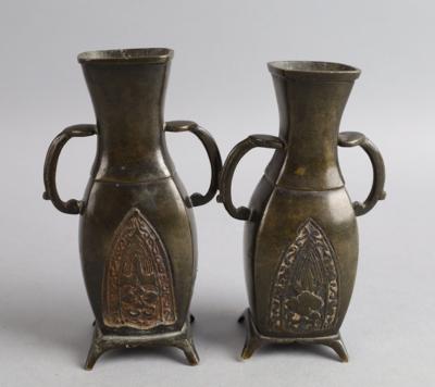 Paar kleine Vasen, - Works of Art