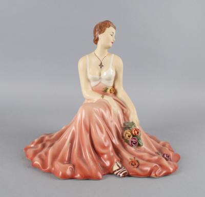Sitzende junge Dame mit Blumen, Royal Dux, - Antiquitäten