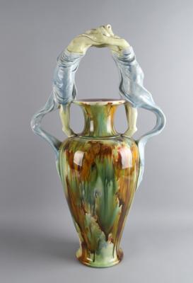 Hohe Vase mit Henkeln in Gestalt von Frauenfiguren, wohl Böhmen, um 1900/15 - Antiquitäten