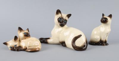 1 liegende, 1 sitzende und 1 Gruppe liegender Siamkatzen, - Works of Art