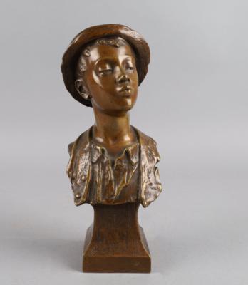 Karl Hackstock (Fehring 1855 - 1919 Wien) - Bronzebüste eines pfeifenden Jungen mit Hut, - Antiquitäten