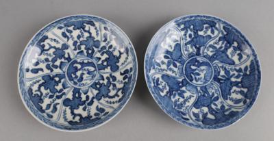 2 blau-weiße Schälchen oder Untertassen, China, Kangxi Periode, Symbolmarke im Doppelring, - Works of Art