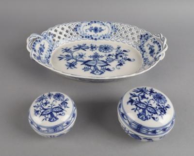 Meissen Zwiebelmuster Gitterkorb, 2 Deckeldosen, - Works of Art