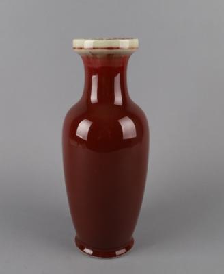 Ochsenblut glasierte Vase, China, 20. Jh., - Antiquitäten