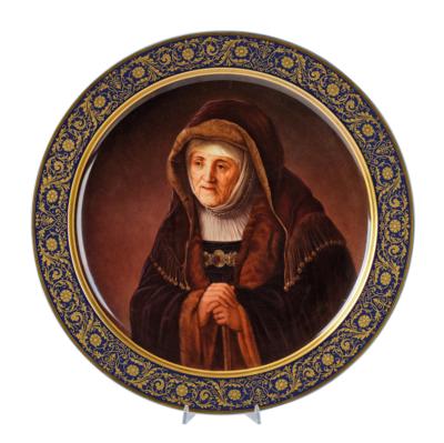 Sehr große Porzellan-Platte mit dem farbig gemalten Porträt von Rembrandts Mutter als "Prophetin Anna", - Antiquitäten