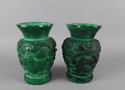 Vasenpaar mit Steinbock- und Kranichdekor, - Antiquitäten