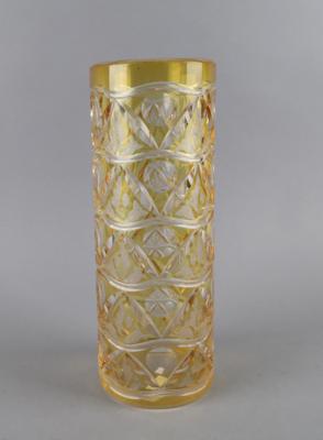 Hohe Vase mit Ornament- und Floraldekor, - Works of Art