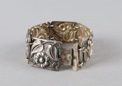 Gliederarmband aus Silber mit reliefiertem Floraldekor, Wien, ab Mai 1922 - Starožitnosti