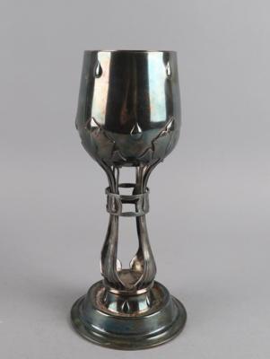 Pokal mit reliefiertem Floral- und Ornamentdekor, Firma Krupp Berndorf Metallwarenfabrik, Österreich, um 1900/15 - Starožitnosti