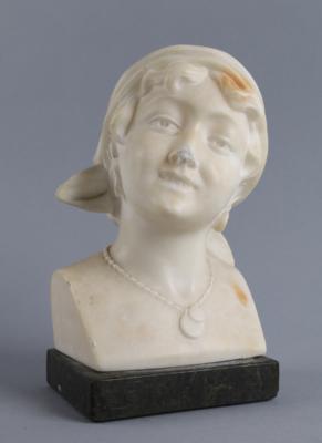 Büste eines lächelnden Mädchens mit Kette und Ohrringen, Anfang 20. Jh., - Antiquitäten
