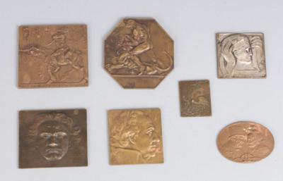 Konvolut aus sieben Bronze- bzw. Metallplaketten, bezeichnet u. a.: Hofner, Hartig, Prinz, um 1900/15 - Antiquariato