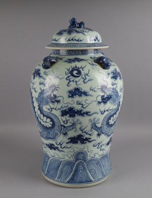 Blau-weiße Deckelvase, China, 20. Jh., - Antiquariato