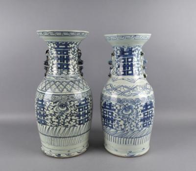 2 blau-weiße Vasen, China, - Works of Art