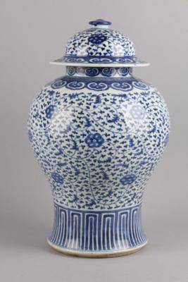 Blau-weiße Deckelvase, China, 19./20. Jh., - Antiquariato