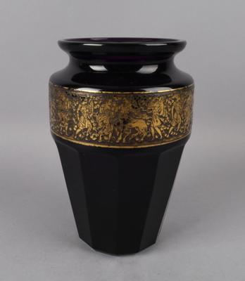 Vase mit Dekordarstellung kämpfender Amazonen und Kentauren, Entwurf wohl Leo Moser, um 1914, Ausführung Firma Moser, Karlsbad - Antiquitäten