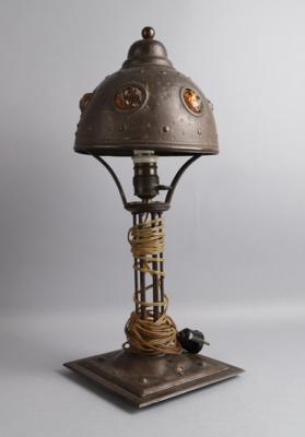 Tischlampe aus Metall mit bernsteinfarbenen Glascabochons, um 1920 - Works of Art
