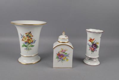 Zwei Vasen und Teedose mit Blumenmalerei, Meissen zweite Hälfte 20. Jh., - Antiquariato