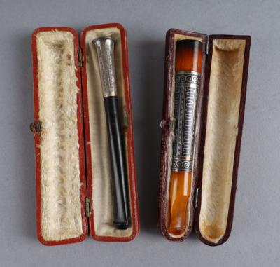 Zwei Zigarettenspitzen in Originaletuis, um 1900 bzw. Wien, um 1900 - Antiquitäten