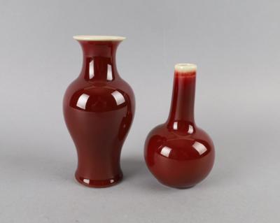 2 kleine Ochsenblut glasierte Vasen, - Antiquitäten
