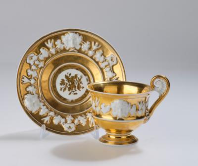 Tasse mit Goldfond und Reliefdekor, Kaiserliche Manufaktur, Wien 1839, - Antiquariato