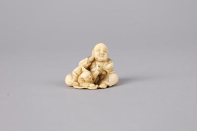 Elfenbein-Netsuke eines sitzenden Mannes, - Antiquariato