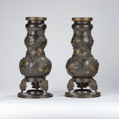 Paar Bronzevasen auf Sockeln, Japan, Meiji Periode, signiert Ekisada, - Antiquitäten