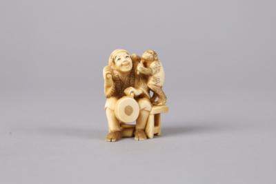 Netsuke eines sitzenden sarumawashi mit Affen, Japan, 1. Viertel 20. Jh., - Works of Art