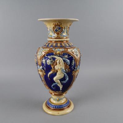 Vase mit weiblichen Genien mit Füllhörnern, Schütz, Cilli, Ende 19. Jahrhundert - Antiquitäten