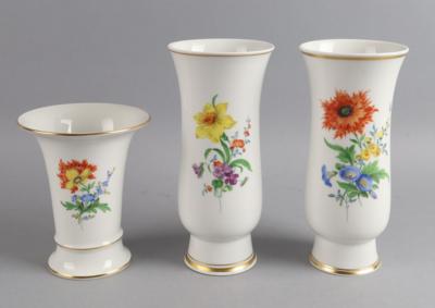 3 Vasen mit Blumenmalerei, Meissen 2. Hälfte 20. Jh., - Works of Art