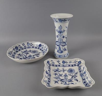 Serviceteile und Vase Zwiebelmuster, Meissen 1888-1924/ 1992, - Antiquitäten