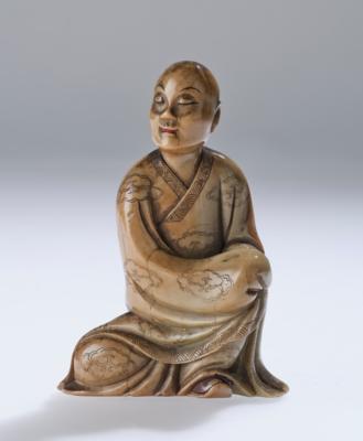 Specksteinfigur eines sitzenden Luohan, China, 19. Jh., - Antiquariato