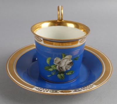 Tasse mit weißer Rose und Untertasse, Kaiserl. Manufaktur, - Antiquariato