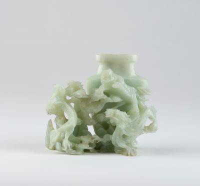 Jade-Vase mit Tiger und Drachen, China, 20. Jh., - Works of Art