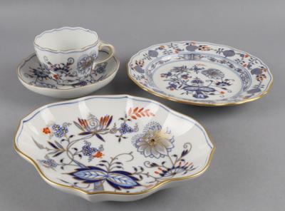 Tasse mit Untertasse, Teller und ovale Schale mit Zwiebelmuster Dekor, Meissen 2. Hälfte 20. Jh., - Antiquitäten