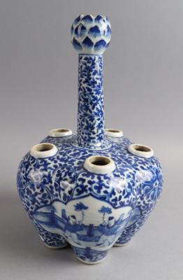 Blau-weiße Tulpenvase, China, 20. Jh., - Works of Art