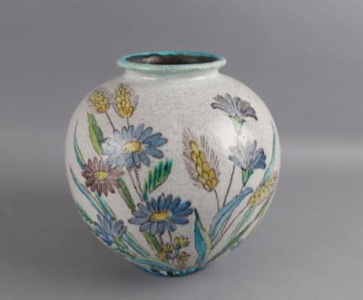 Kugelvase mit Blumendekor, Bemalung: Sophie Metzger, Firma Schleiss, Gmunden - Antiquariato