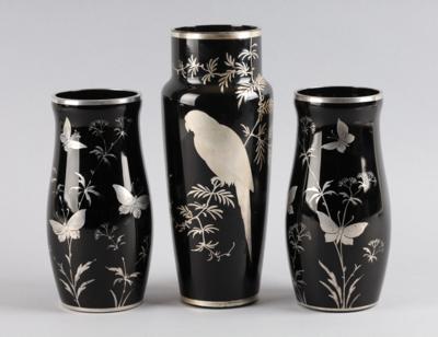 Vase und Vasenpaar mit Papageien- und Schmetterlingsdekor, Carl Goldberg, Haida, um 1900 - Antiquitäten