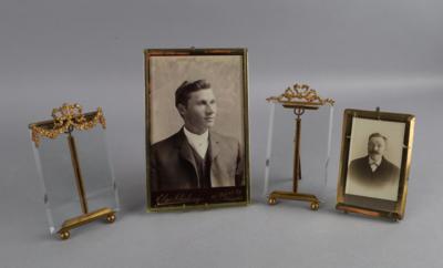 Vier Fotostehrahmen mit Bronze- bzw. Metallmontierungen, um 1900 - Antiquariato