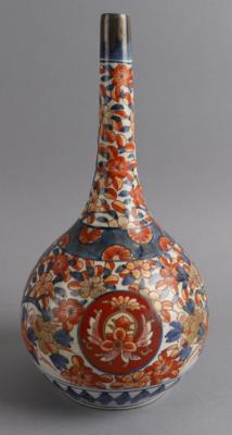 Flaschenvase mit Imari Dekor, - Antiquitäten