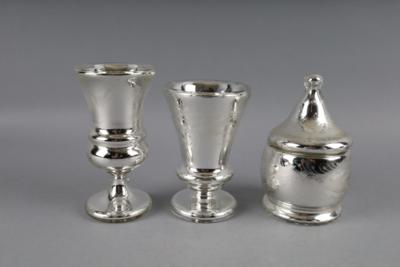 Zuckerdose und zwei Becher Silberglas, - Antiquariato